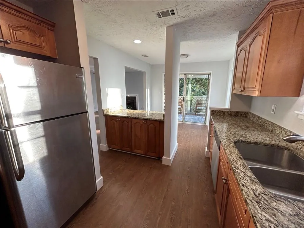 6802 Glenridge Drive Unit H, Sandy Springs, Georgia 30328, 2 Bedrooms Bedrooms, ,2 BathroomsBathrooms,Residential,Sold,6802 Glenridge Drive Unit H,7187122