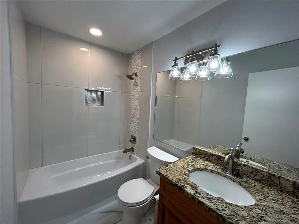 6802 Glenridge Drive Unit H, Sandy Springs, Georgia 30328, 2 Bedrooms Bedrooms, ,2 BathroomsBathrooms,Residential,Sold,6802 Glenridge Drive Unit H,7187122