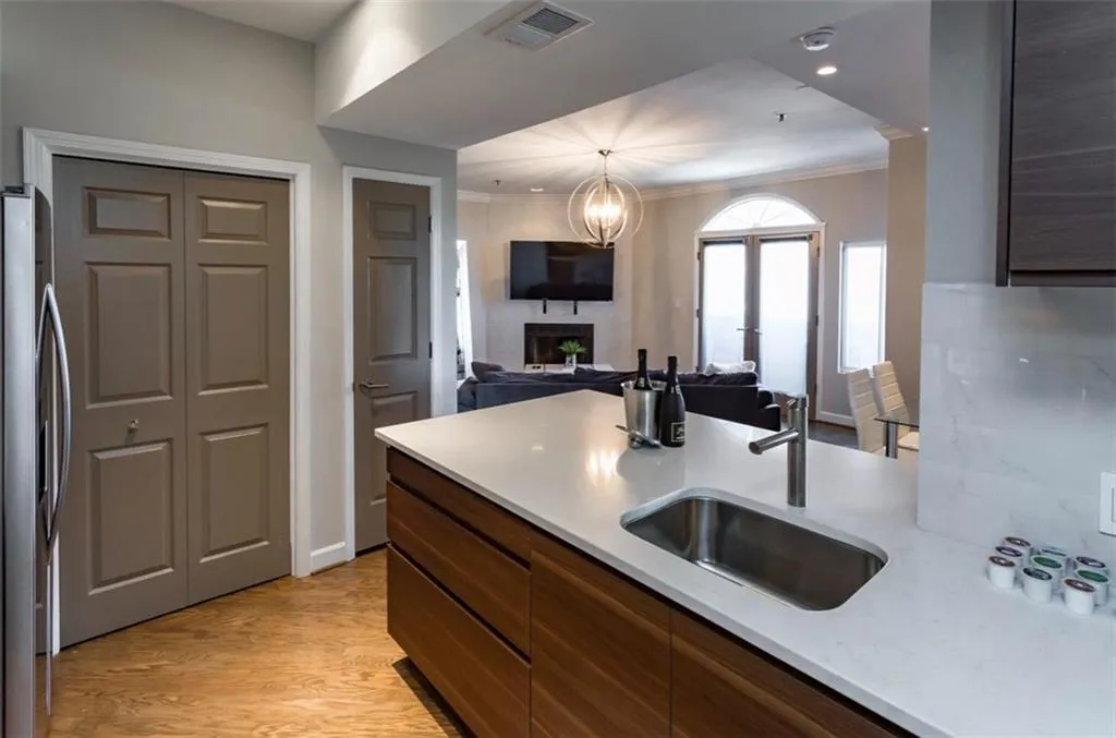 2161 Peachtree Road Ne Unit 605, Atlanta, Georgia 30309, 2 Bedrooms Bedrooms, ,2 BathroomsBathrooms,Residential,For Sale,2161 Peachtree Road Ne Unit 605,7557609