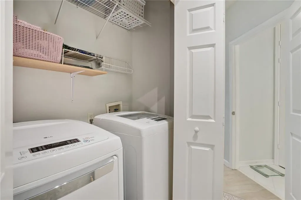 5559 Glenridge Drive Unit 2401, Atlanta, Georgia 30342, 2 Bedrooms Bedrooms, ,1 BathroomBathrooms,Residential,Sold,5559 Glenridge Drive Unit 2401,7437984