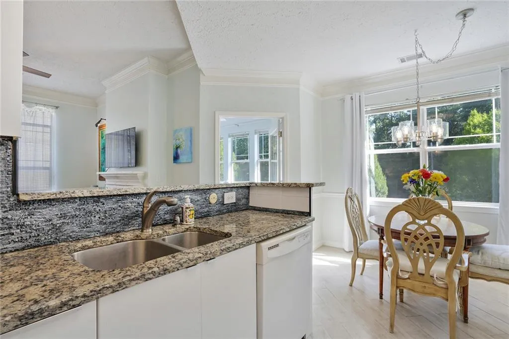 5559 Glenridge Drive Unit 2401, Atlanta, Georgia 30342, 2 Bedrooms Bedrooms, ,1 BathroomBathrooms,Residential,Sold,5559 Glenridge Drive Unit 2401,7437984