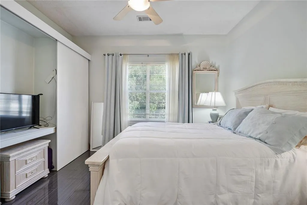 5559 Glenridge Drive Unit 2401, Atlanta, Georgia 30342, 2 Bedrooms Bedrooms, ,1 BathroomBathrooms,Residential,Sold,5559 Glenridge Drive Unit 2401,7437984