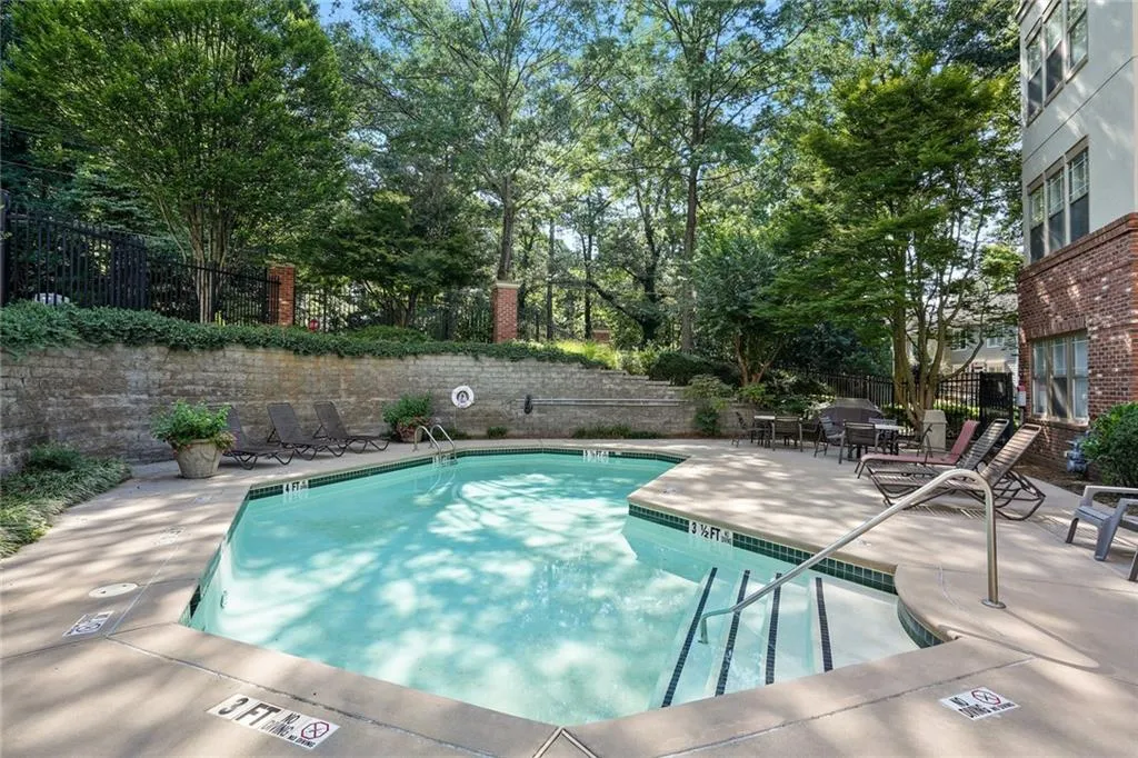 5559 Glenridge Drive Unit 2401, Atlanta, Georgia 30342, 2 Bedrooms Bedrooms, ,1 BathroomBathrooms,Residential,Sold,5559 Glenridge Drive Unit 2401,7437984
