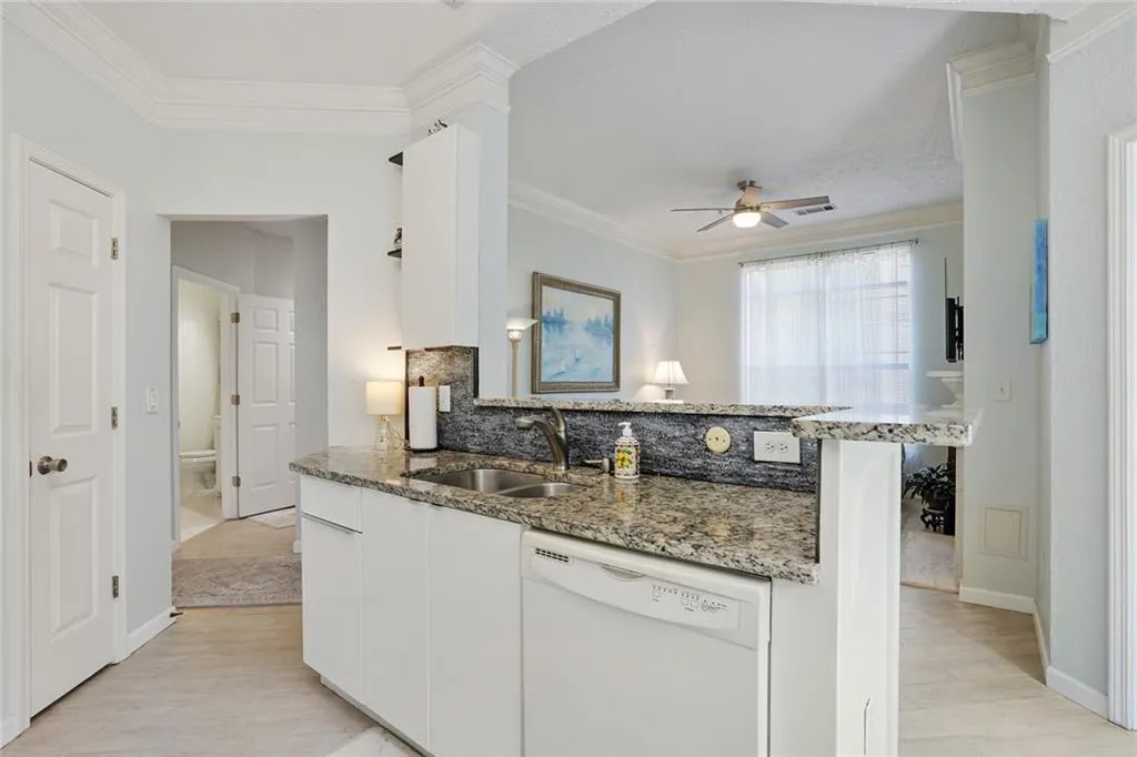 5559 Glenridge Drive Unit 2401, Atlanta, Georgia 30342, 2 Bedrooms Bedrooms, ,1 BathroomBathrooms,Residential,Sold,5559 Glenridge Drive Unit 2401,7437984