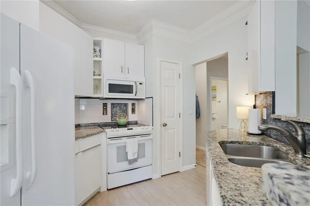 5559 Glenridge Drive Unit 2401, Atlanta, Georgia 30342, 2 Bedrooms Bedrooms, ,1 BathroomBathrooms,Residential,Sold,5559 Glenridge Drive Unit 2401,7437984