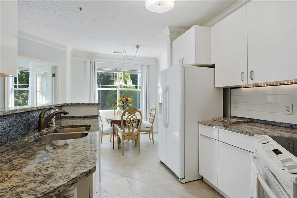 5559 Glenridge Drive Unit 2401, Atlanta, Georgia 30342, 2 Bedrooms Bedrooms, ,1 BathroomBathrooms,Residential,Sold,5559 Glenridge Drive Unit 2401,7437984