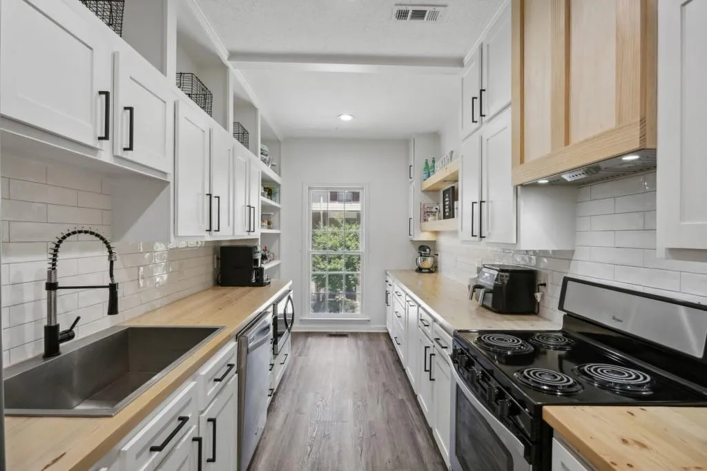 403 Brandywine Circle, Sandy Springs, Georgia 30350, 3 Bedrooms Bedrooms, ,2 BathroomsBathrooms,Residential,Sold,403 Brandywine Circle,7379971