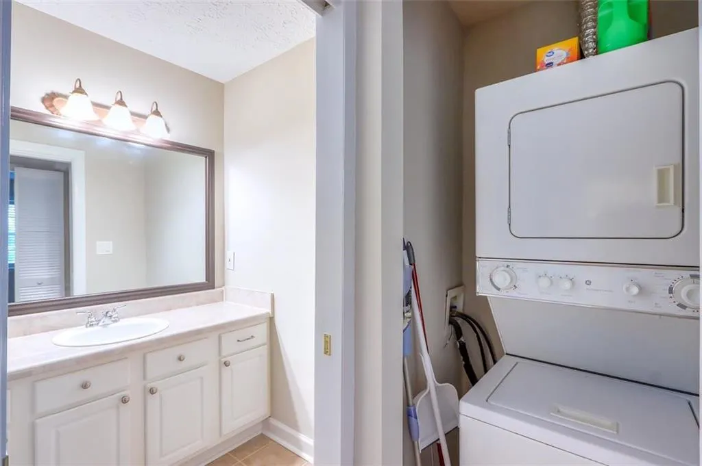 6802 Glenridge Drive Unit D, Sandy Springs, Georgia 30328, 1 Bedroom Bedrooms, ,1 BathroomBathrooms,Residential,Sold,6802 Glenridge Drive Unit D,6796275
