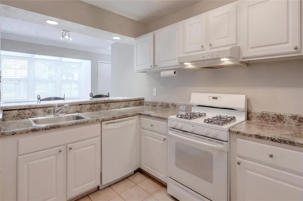 6802 Glenridge Drive Unit D, Sandy Springs, Georgia 30328, 1 Bedroom Bedrooms, ,1 BathroomBathrooms,Residential,Sold,6802 Glenridge Drive Unit D,6796275