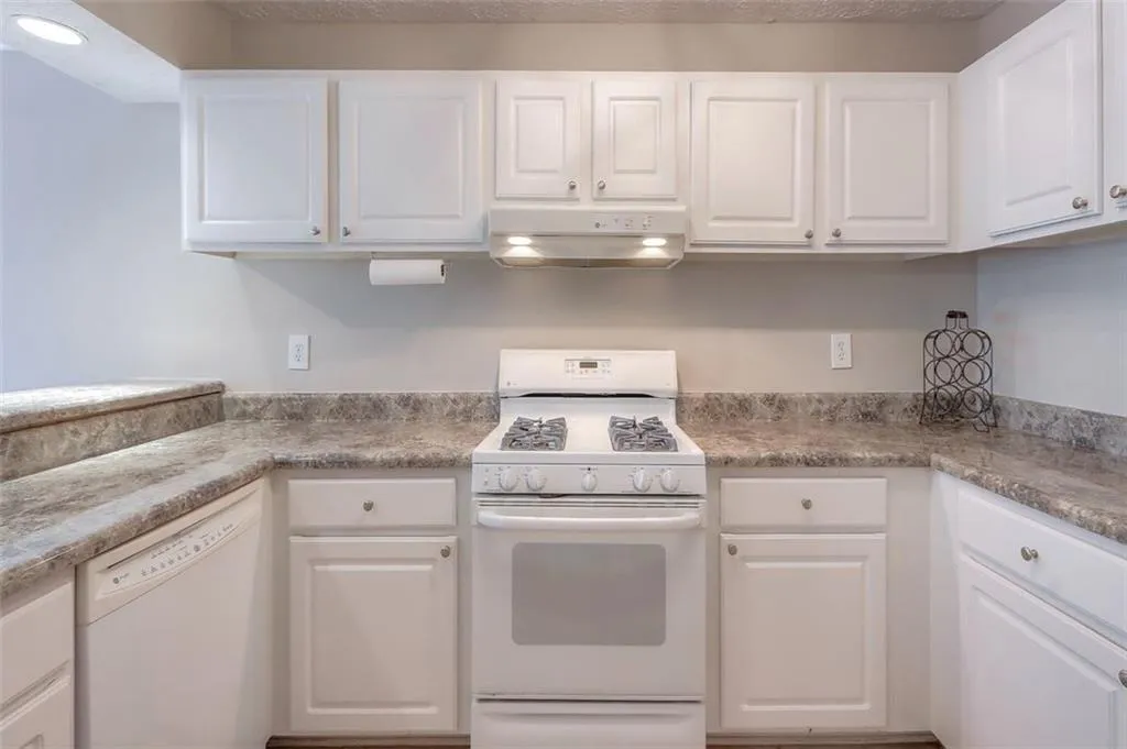 6802 Glenridge Drive Unit D, Sandy Springs, Georgia 30328, 1 Bedroom Bedrooms, ,1 BathroomBathrooms,Residential,Sold,6802 Glenridge Drive Unit D,6796275