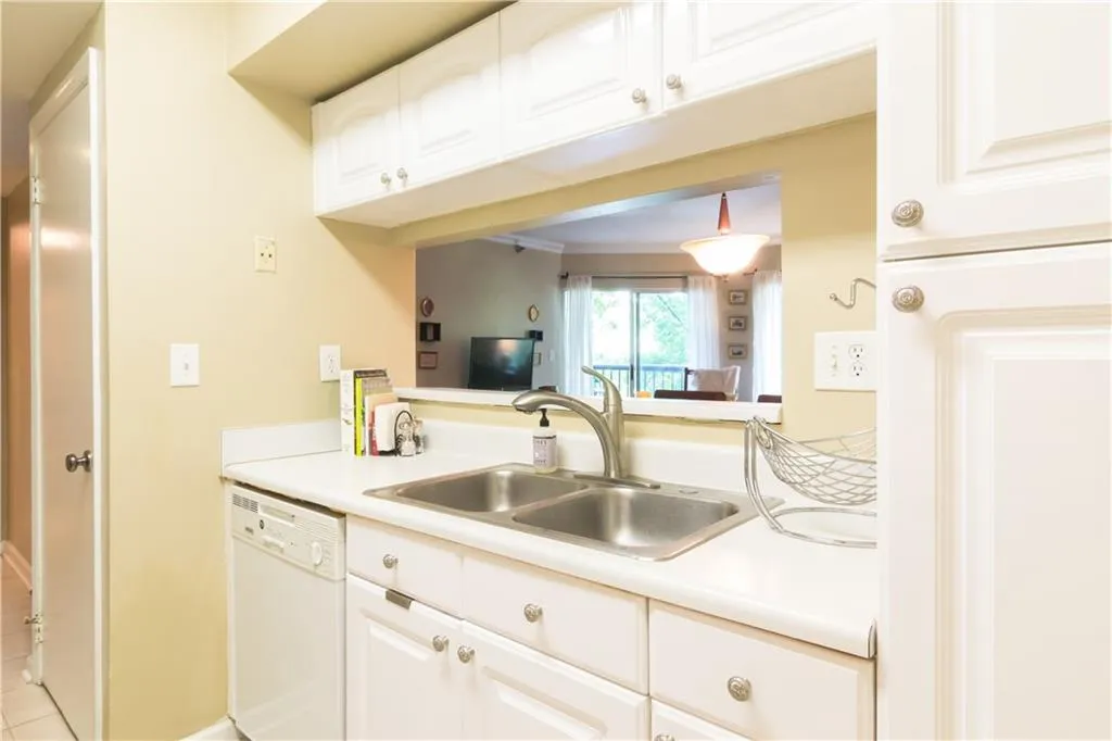 1 Biscayne Drive Nw Unit 207, Atlanta, Georgia 30309, 1 Bedroom Bedrooms, ,1 BathroomBathrooms,Residential,Sold,1 Biscayne Drive Nw Unit 207,5696348