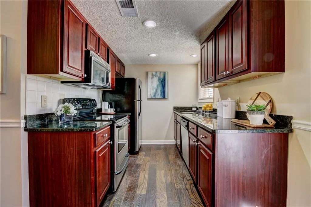 6900 Roswell Road Unit M3, Atlanta, Georgia 30328, 2 Bedrooms Bedrooms, ,2 BathroomsBathrooms,Residential,Sold,6900 Roswell Road Unit M3,5942322
