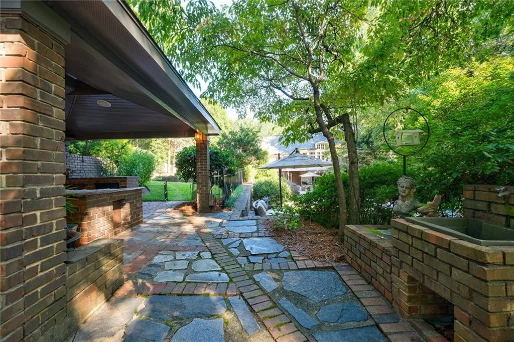 423 Tara Trail, Sandy Springs, Georgia 30327, 5 Bedrooms Bedrooms, ,4 BathroomsBathrooms,Residential,Sold,423 Tara Trail,6791784