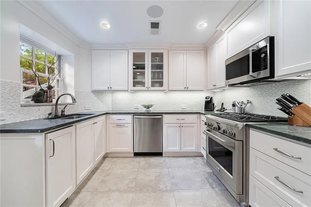 423 Tara Trail, Sandy Springs, Georgia 30327, 5 Bedrooms Bedrooms, ,4 BathroomsBathrooms,Residential,Sold,423 Tara Trail,6791784