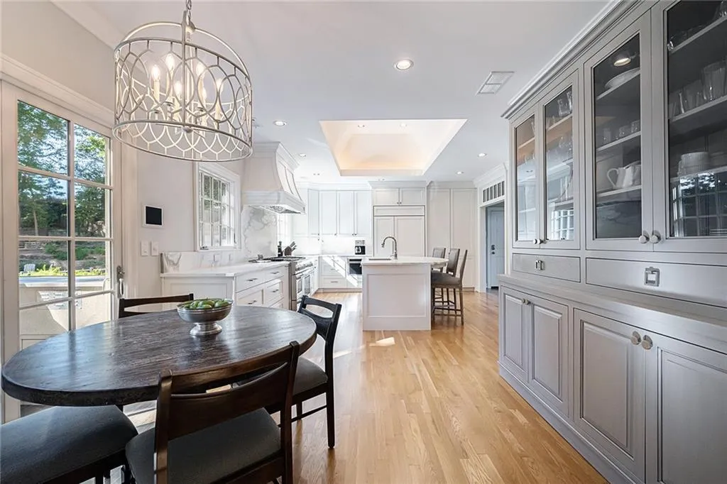 423 Tara Trail, Sandy Springs, Georgia 30327, 5 Bedrooms Bedrooms, ,4 BathroomsBathrooms,Residential,Sold,423 Tara Trail,6791784