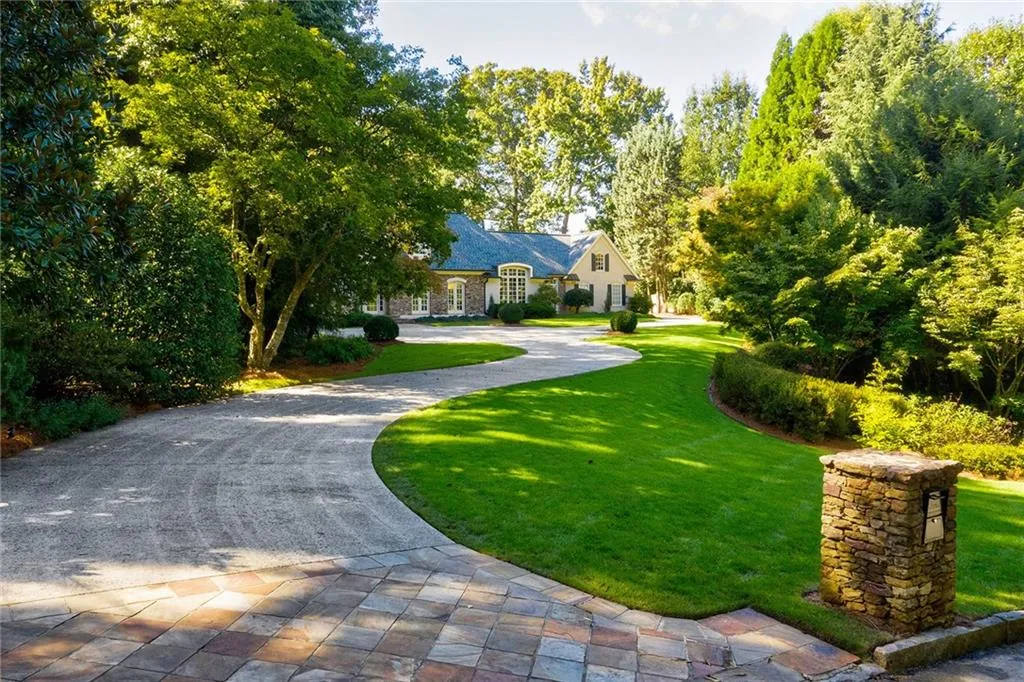 423 Tara Trail, Sandy Springs, Georgia 30327, 5 Bedrooms Bedrooms, ,4 BathroomsBathrooms,Residential,Sold,423 Tara Trail,6791784