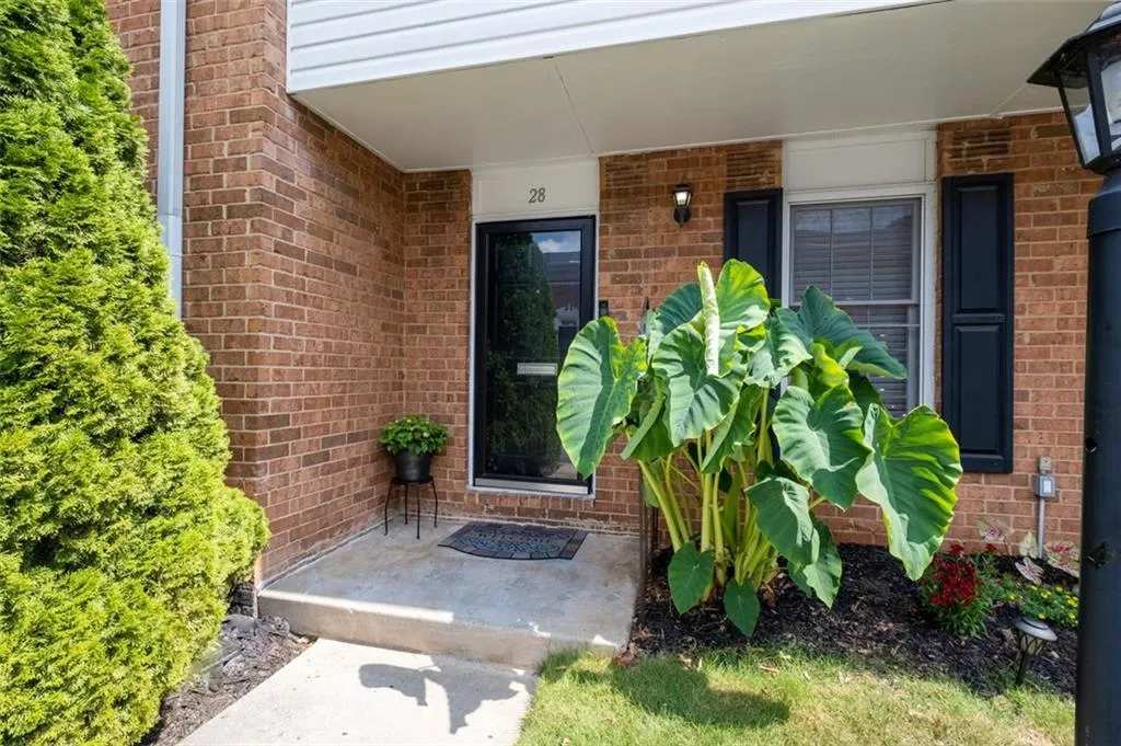 6520 Roswell Road Unit 28, Atlanta, Georgia 30328, 3 Bedrooms Bedrooms, ,2 BathroomsBathrooms,Residential,Sold,6520 Roswell Road Unit 28,7078318