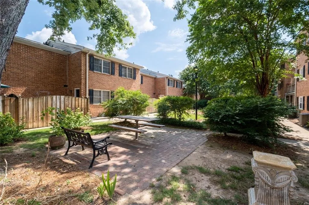6520 Roswell Road Unit 28, Atlanta, Georgia 30328, 3 Bedrooms Bedrooms, ,2 BathroomsBathrooms,Residential,Sold,6520 Roswell Road Unit 28,7078318