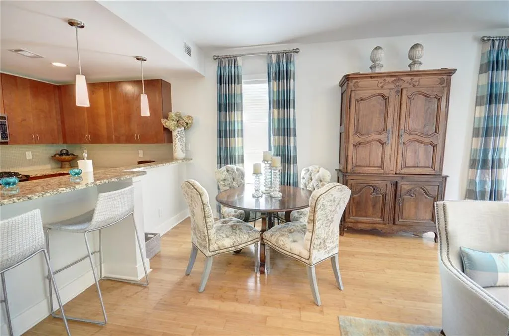 3655 Peachtree Road Ne Unit 202, Atlanta, Georgia 30319, 2 Bedrooms Bedrooms, ,2 BathroomsBathrooms,Residential,Sold,3655 Peachtree Road Ne Unit 202,5711146