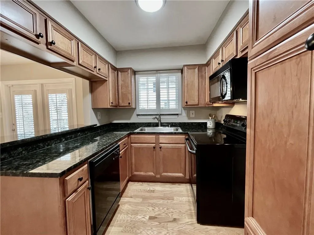 6940 Roswell Road Unit 19e, Sandy Springs, Georgia 30328, 1 Bedroom Bedrooms, ,1 BathroomBathrooms,Residential,Sold,6940 Roswell Road Unit 19e,7017402