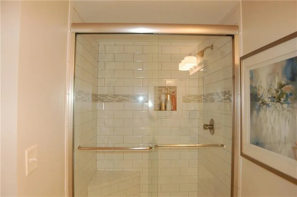 Crisp and clean lower level full bath.