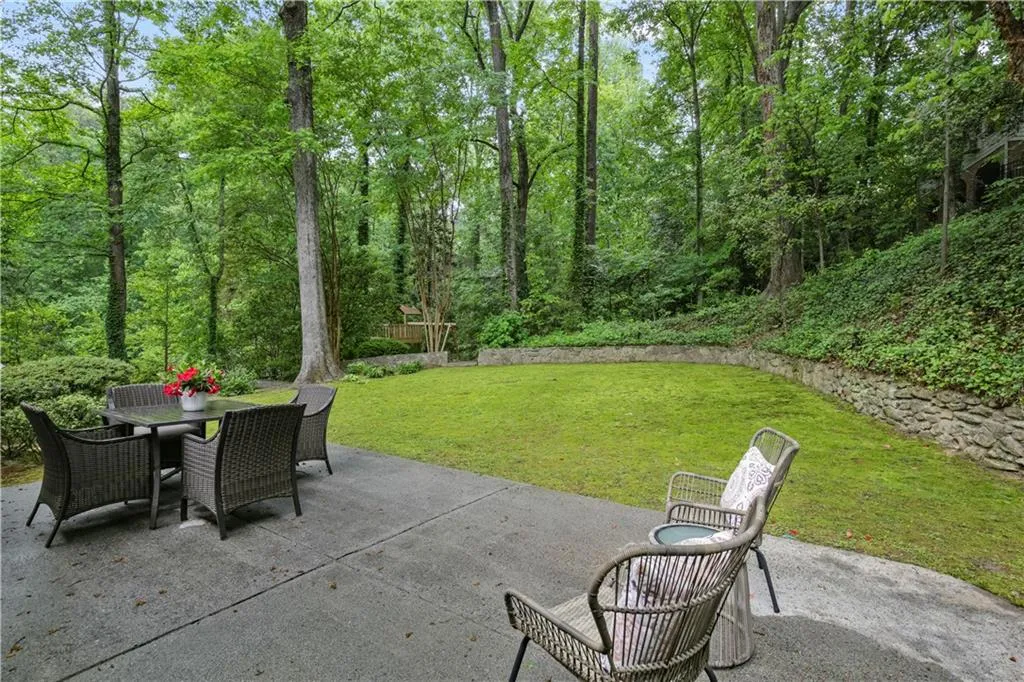 Flat, walkout backyar