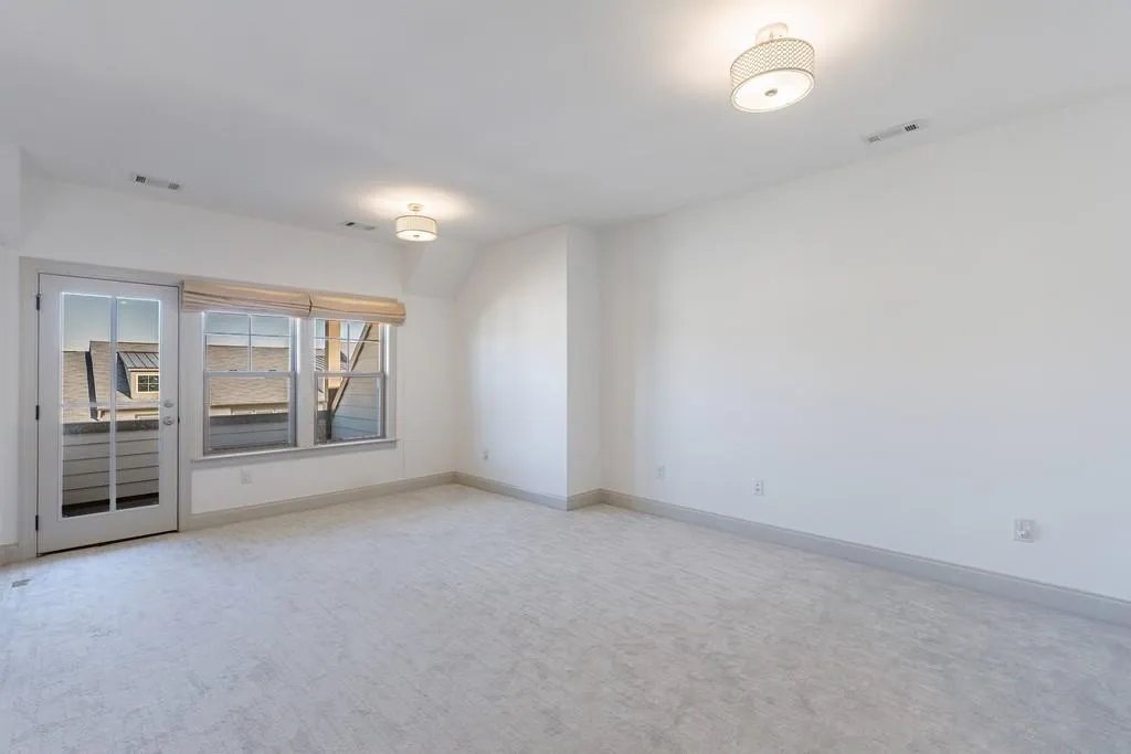 Over sized flex space on 4th floor than can be used for an additional bedroom living space or home office