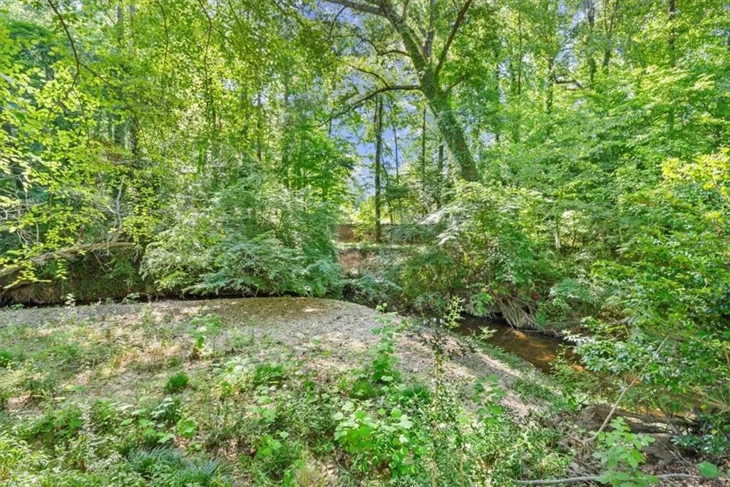 Backs up to Long Island Creek for complete privacy
