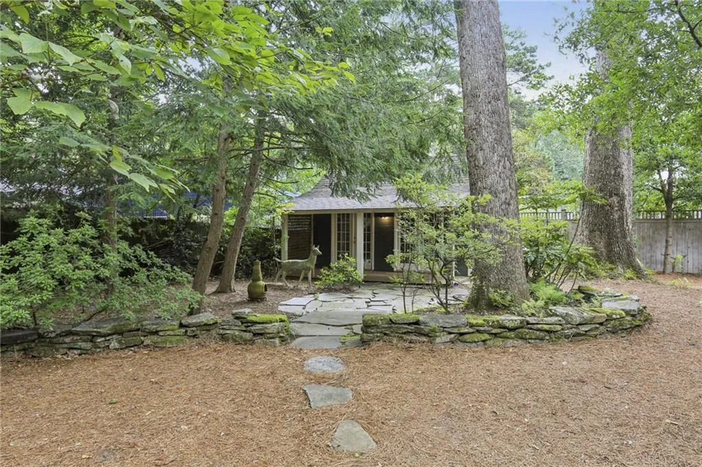 A workshop studio cottage. What a great space for an office, workshop, she-shed or guest room. A beautiful space to enjoy the morning and evening sounds of nature.