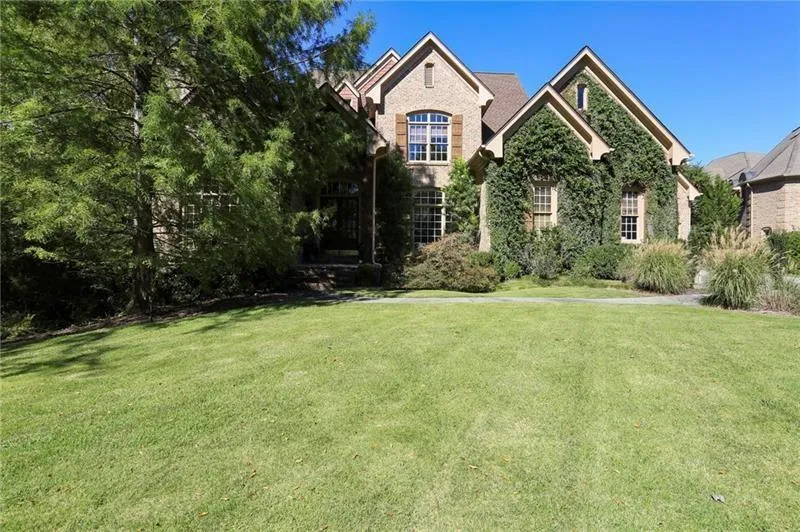 485 Londonberry Road, Sandy Springs, Georgia 30327, 6 Bedrooms Bedrooms, ,5 BathroomsBathrooms,Residential,Sold,485 Londonberry Road,6787745