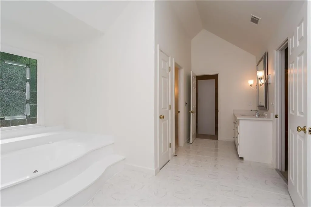 200 Grogans Landing, Sandy Springs, Georgia 30350, 5 Bedrooms Bedrooms, ,4 BathroomsBathrooms,Residential,Sold,200 Grogans Landing,5868141