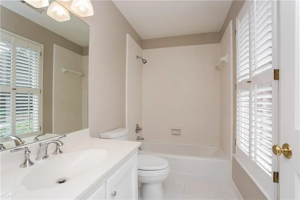 200 Grogans Landing, Sandy Springs, Georgia 30350, 5 Bedrooms Bedrooms, ,4 BathroomsBathrooms,Residential,Sold,200 Grogans Landing,5868141