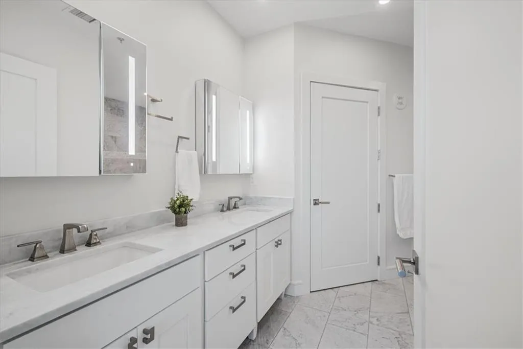 2828 Peachtree Road Nw Unit 1002, Atlanta, Georgia 30305, 2 Bedrooms Bedrooms, 0 ,2 BathroomsBathrooms,Residential,For Sale,2828 Peachtree Road Nw Unit 1002,7829853