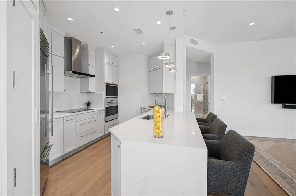 2828 Peachtree Road Nw Unit 1002, Atlanta, Georgia 30305, 2 Bedrooms Bedrooms, 0 ,2 BathroomsBathrooms,Residential,For Sale,2828 Peachtree Road Nw Unit 1002,7829853