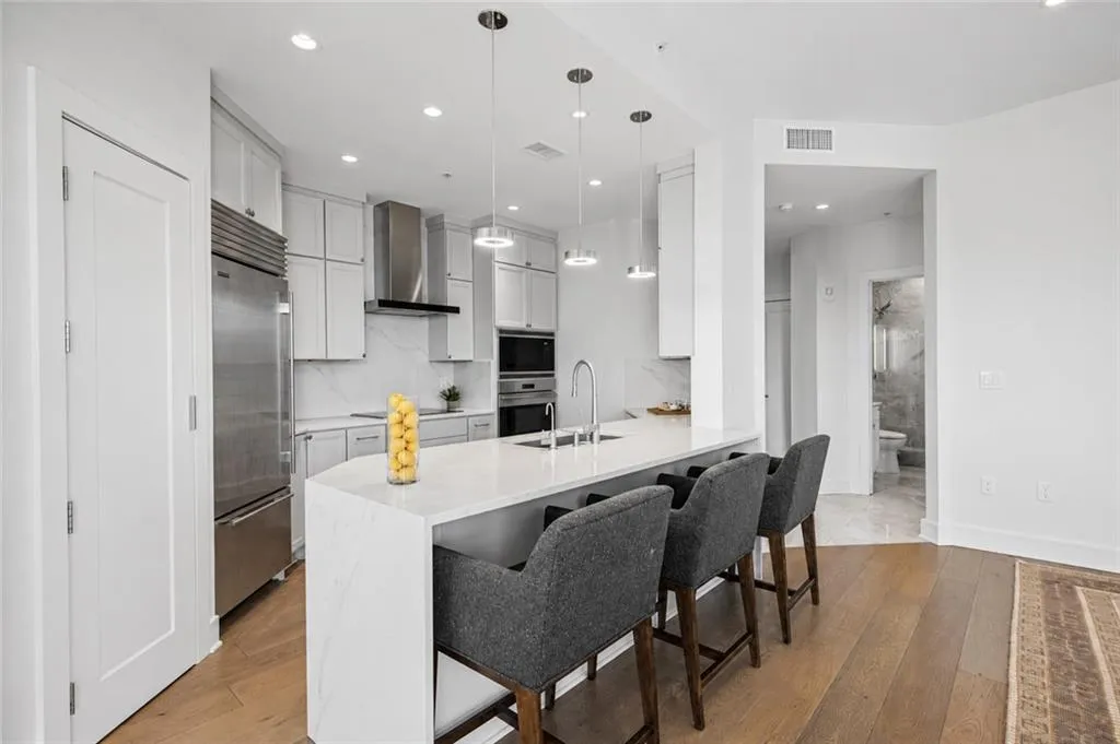 2828 Peachtree Road Nw Unit 1002, Atlanta, Georgia 30305, 2 Bedrooms Bedrooms, 0 ,2 BathroomsBathrooms,Residential,For Sale,2828 Peachtree Road Nw Unit 1002,7829853