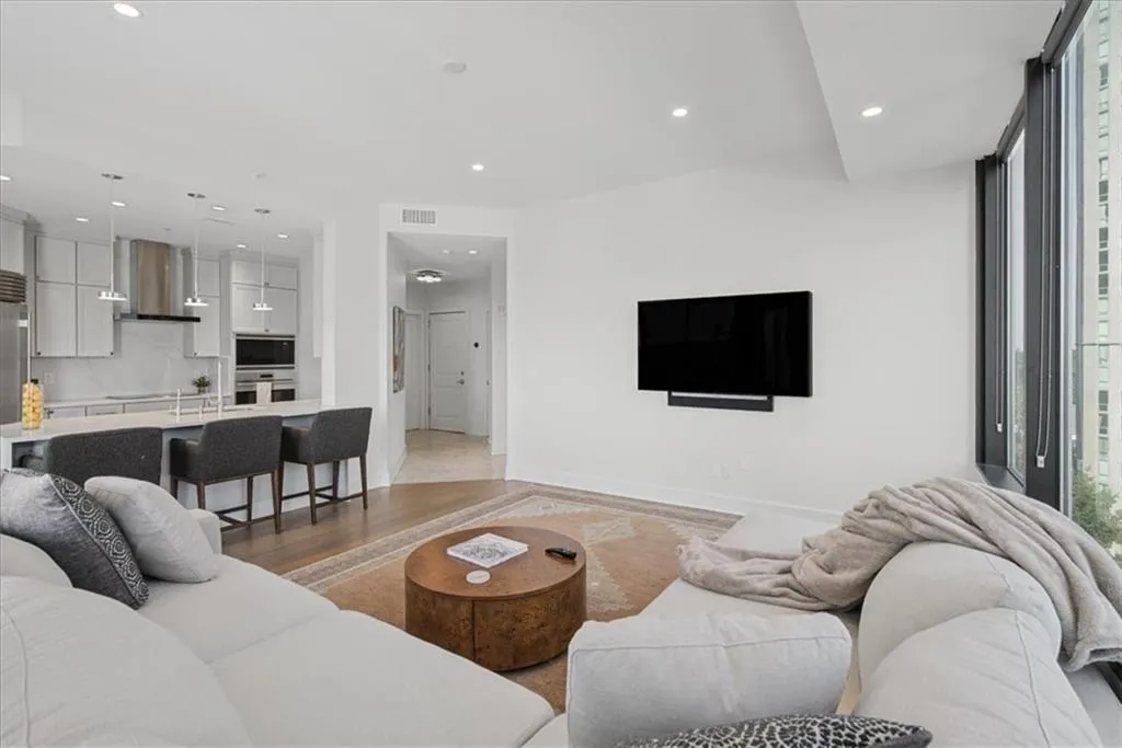 2828 Peachtree Road Nw Unit 1002, Atlanta, Georgia 30305, 2 Bedrooms Bedrooms, 0 ,2 BathroomsBathrooms,Residential,For Sale,2828 Peachtree Road Nw Unit 1002,7829853