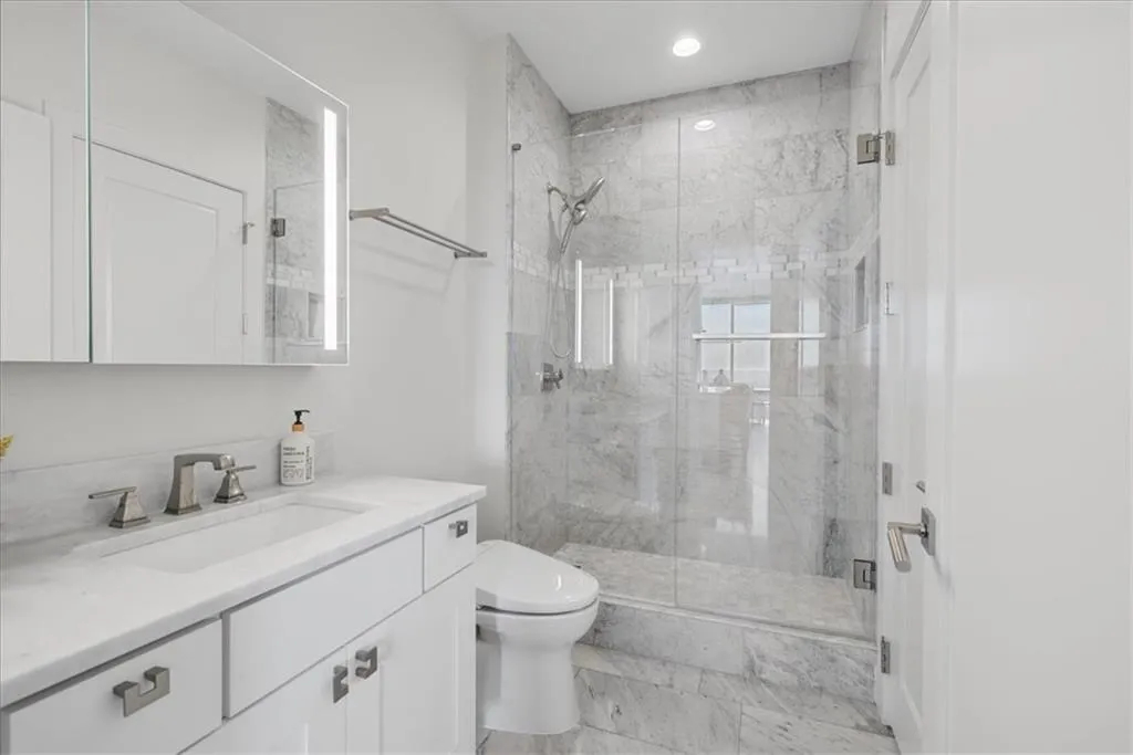 2828 Peachtree Road Nw Unit 1002, Atlanta, Georgia 30305, 2 Bedrooms Bedrooms, 0 ,2 BathroomsBathrooms,Residential,For Sale,2828 Peachtree Road Nw Unit 1002,7829853