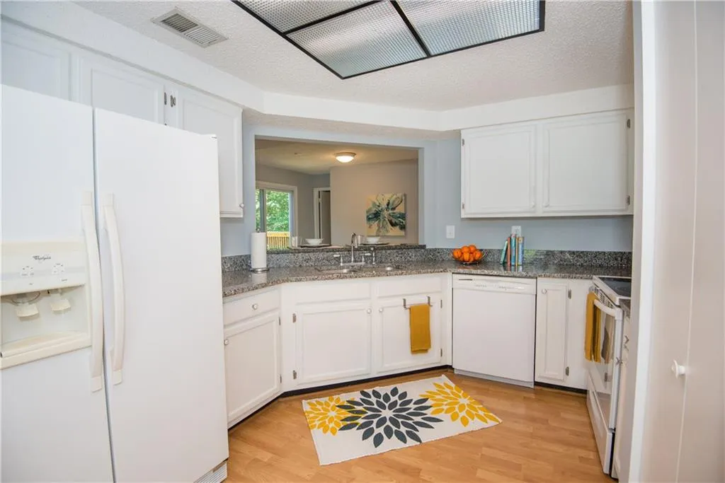 23 Dunwoody Springs Drive, Sandy Springs, Georgia 30328, 2 Bedrooms Bedrooms, ,2 BathroomsBathrooms,Residential,Sold,23 Dunwoody Springs Drive,5870993