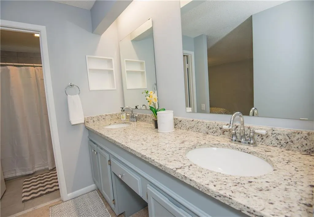 23 Dunwoody Springs Drive, Sandy Springs, Georgia 30328, 2 Bedrooms Bedrooms, ,2 BathroomsBathrooms,Residential,Sold,23 Dunwoody Springs Drive,5870993