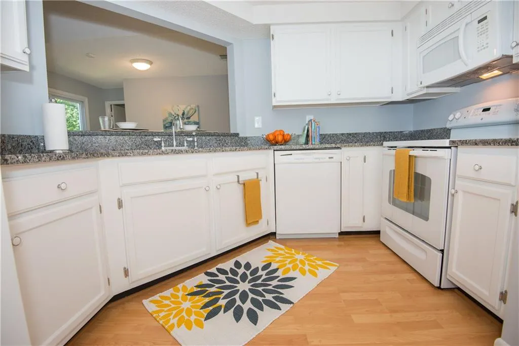23 Dunwoody Springs Drive, Sandy Springs, Georgia 30328, 2 Bedrooms Bedrooms, ,2 BathroomsBathrooms,Residential,Sold,23 Dunwoody Springs Drive,5870993