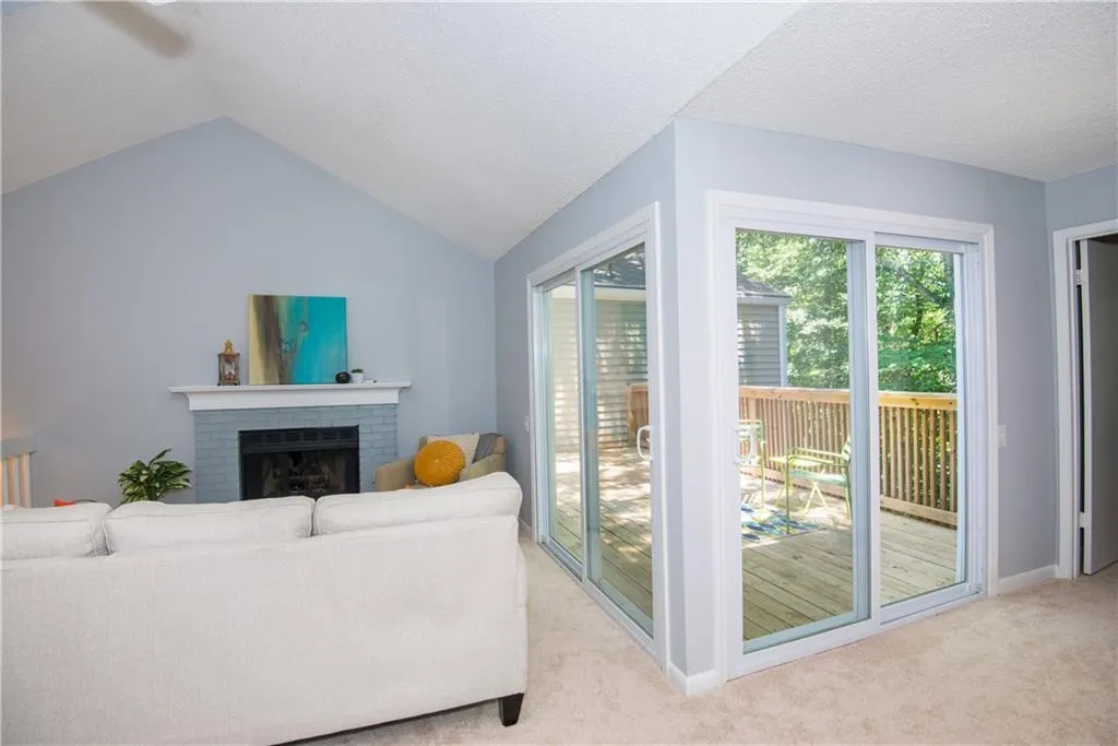 23 Dunwoody Springs Drive, Sandy Springs, Georgia 30328, 2 Bedrooms Bedrooms, ,2 BathroomsBathrooms,Residential,Sold,23 Dunwoody Springs Drive,5870993
