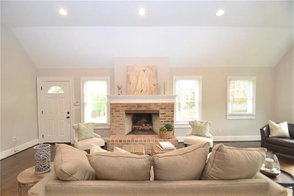 19 Arc Way Ne, Atlanta, Georgia 30305, 4 Bedrooms Bedrooms, ,3 BathroomsBathrooms,Residential,Sold,19 Arc Way Ne,6004171