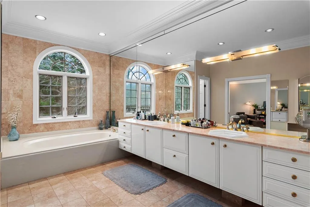 890 S Powers Court Nw, Sandy Springs, Georgia 30327, 5 Bedrooms Bedrooms, ,6 BathroomsBathrooms,Residential,Sold,890 S Powers Court Nw,6727957