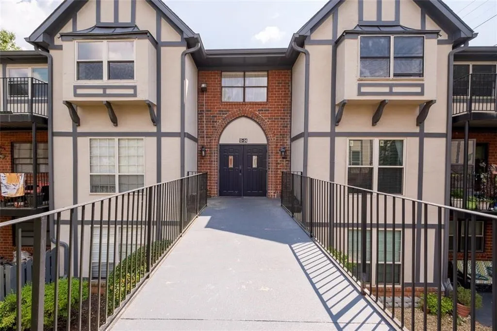 6851 Roswell Road Unit K-18, Sandy Springs, Georgia 30328, 3 Bedrooms Bedrooms, ,2 BathroomsBathrooms,Residential,Sold,6851 Roswell Road Unit K-18,7359315