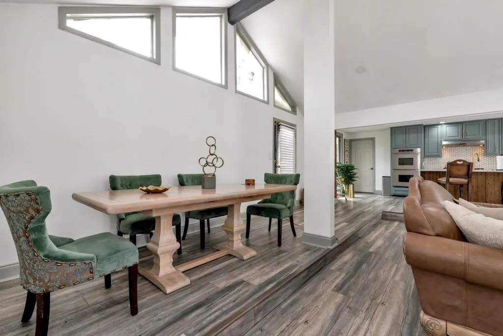 905 Heards Ferry Road, Atlanta, Georgia 30328, 5 Bedrooms Bedrooms, ,3 BathroomsBathrooms,Residential,Sold,905 Heards Ferry Road,7447630