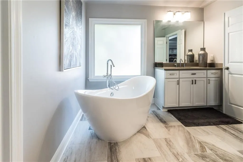 6420 Glen Oaks Lane, Sandy Springs, Georgia 30328, 4 Bedrooms Bedrooms, ,4 BathroomsBathrooms,Residential,Sold,6420 Glen Oaks Lane,6079684