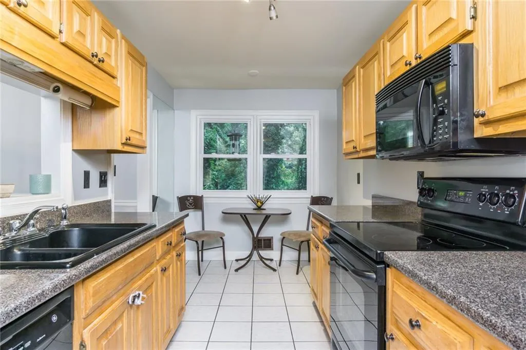 240 Dunwoody Creek Circle, Sandy Springs, Georgia 30350, 4 Bedrooms Bedrooms, ,2 BathroomsBathrooms,Residential,Sold,240 Dunwoody Creek Circle,6790019