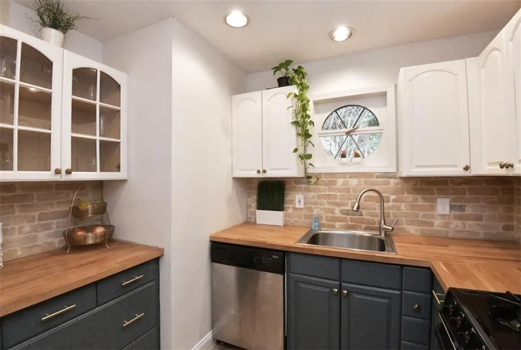 5400 Roswell Road Unit B4, Sandy Springs, Georgia 30342, 1 Bedroom Bedrooms, ,1 BathroomBathrooms,Residential,Sold,5400 Roswell Road Unit B4,6841060