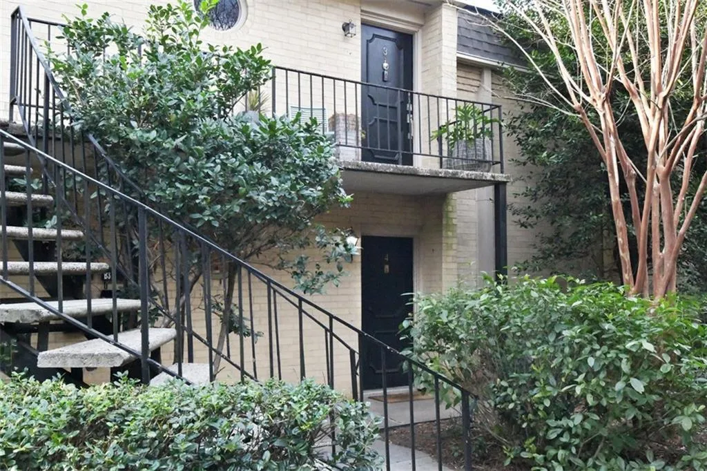 5400 Roswell Road Unit B4, Sandy Springs, Georgia 30342, 1 Bedroom Bedrooms, ,1 BathroomBathrooms,Residential,Sold,5400 Roswell Road Unit B4,6841060