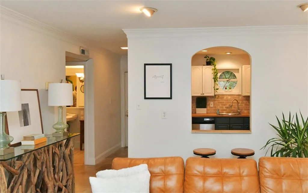 5400 Roswell Road Unit B4, Sandy Springs, Georgia 30342, 1 Bedroom Bedrooms, ,1 BathroomBathrooms,Residential,Sold,5400 Roswell Road Unit B4,6841060